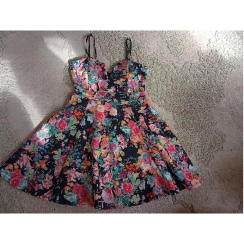 Robe d'été fond noir fleuri taille s