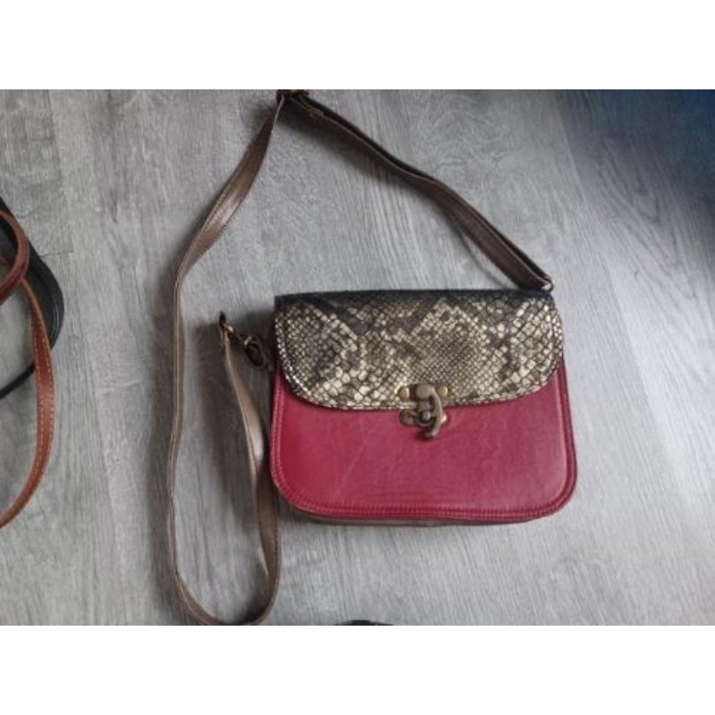 SAC A MAIN CUIRE ROSE ET FERMETURE EN METAL DORE