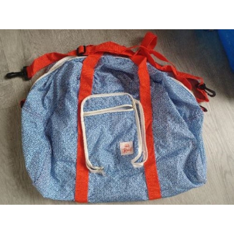 sac souple de voyage tissu bleu et anse rouge 