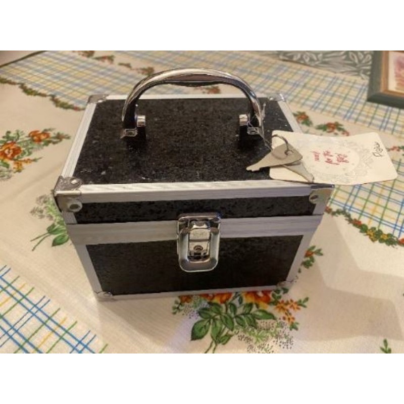 petite boite à bijoux ou maquillage noire pailletée taille 12-16cm non utilisée