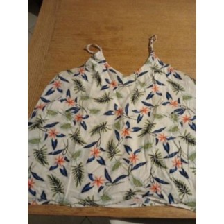 Haut à fleurs sur fond...