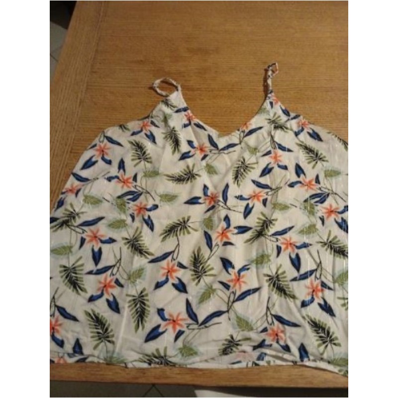 Haut à fleurs sur fond blanc Xl