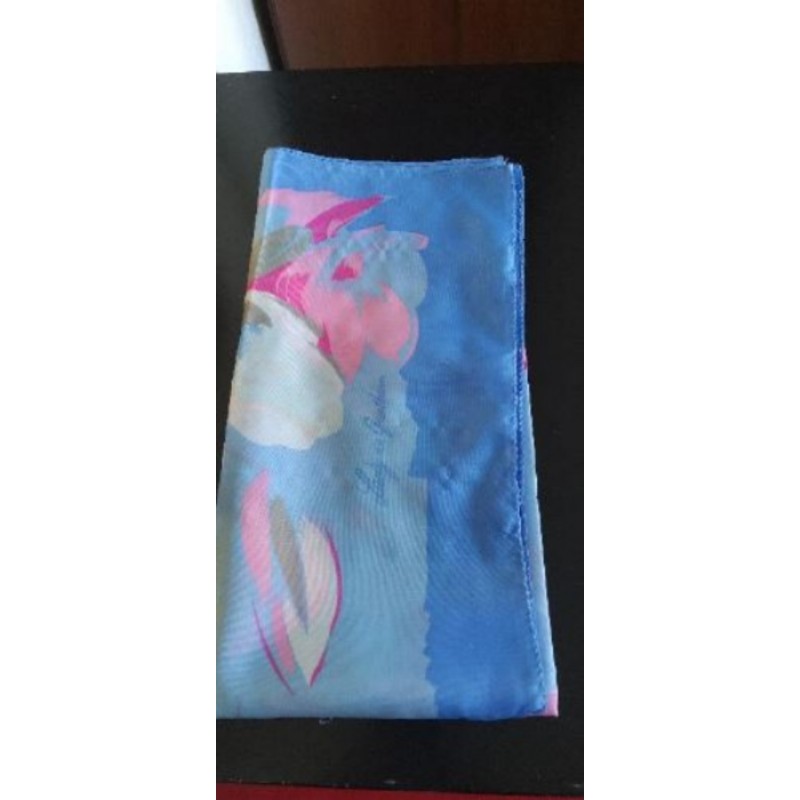 Foulard bleu  motif fleurs