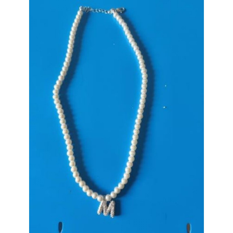 Collier perles avec initiale M