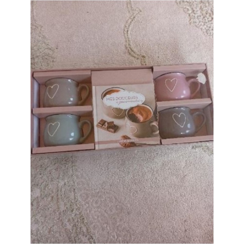 Tasse à dessert avec le livre de recettes