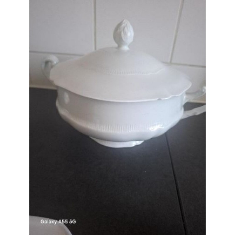 Soupière en porcelaine de Limoges avec anses.D:23,5,H:12cm