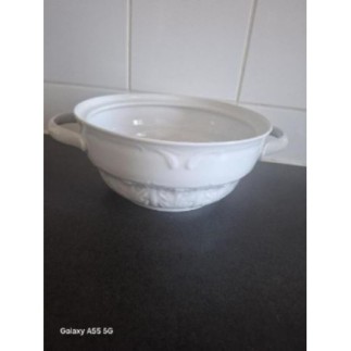 Soupière en porcelaine  sans couvercle 