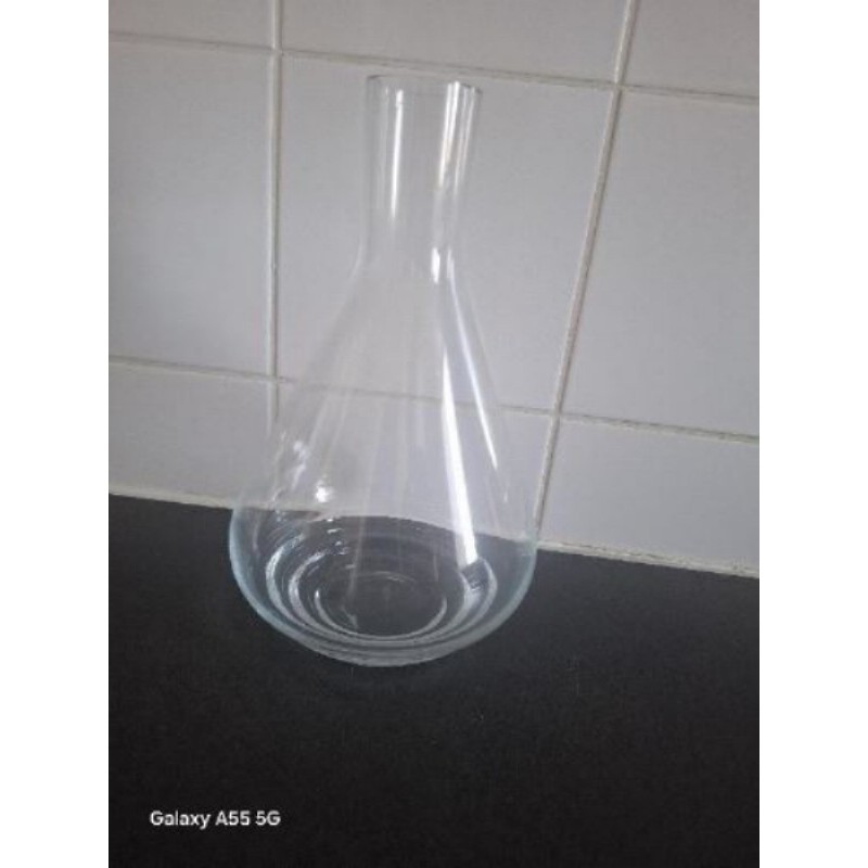 Une carafe en verre  30cm