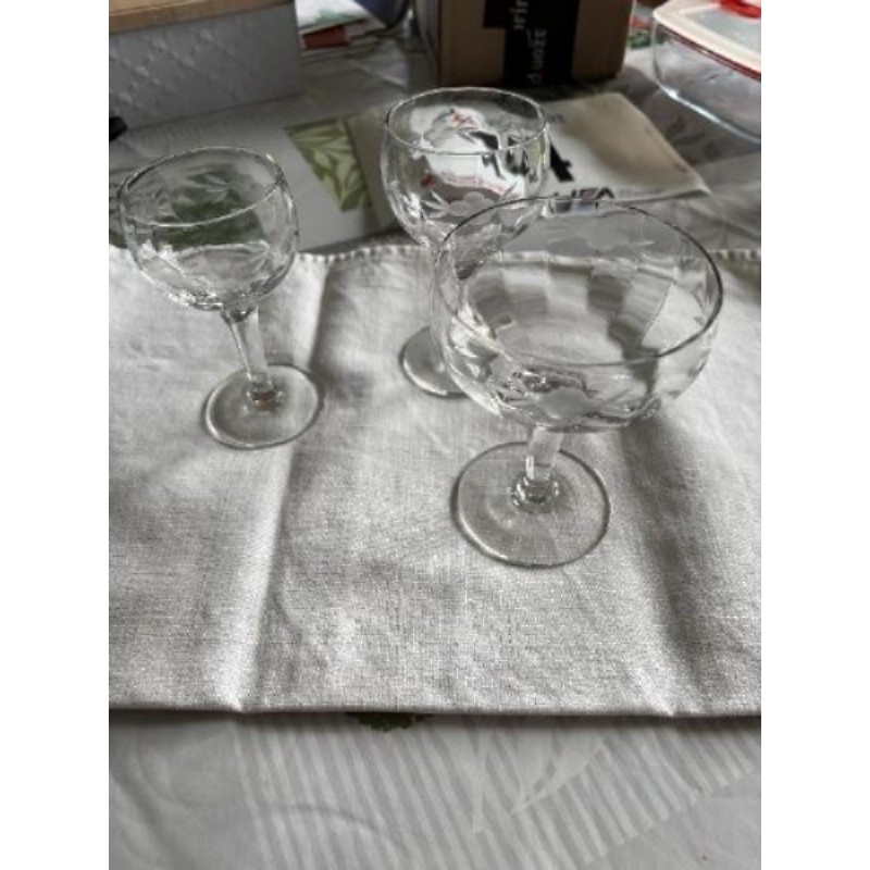 Lot de 21 verres à pieds anciens 