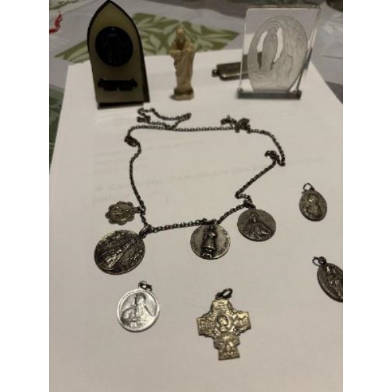 Lot de petits objets et médaillons religieux 