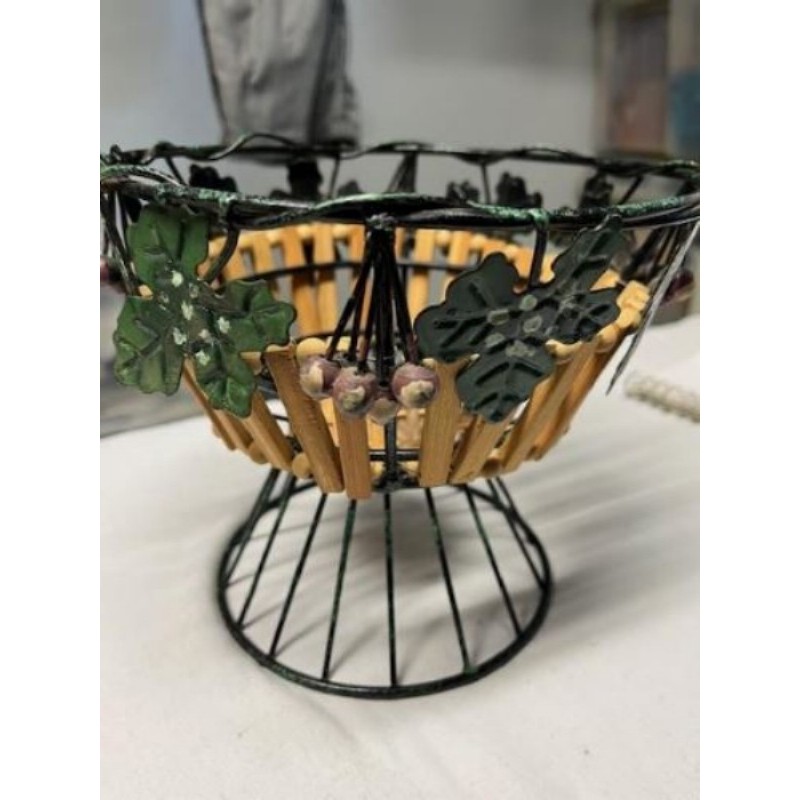 corbeille en fer, décor feuilles de vigne