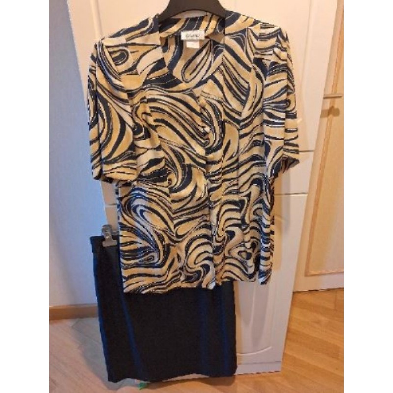 Enseble jupe bleu marine + Haut boutonné marine et or T 46