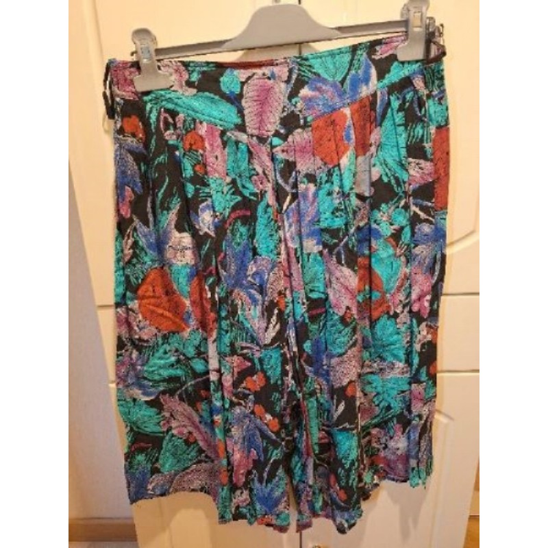 Jupe culotte fond noir à fleurs rouges et vertes T42-44 taille arrière élastiquée