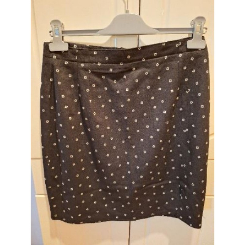 Jupe noire à carrés blancs T42 ?