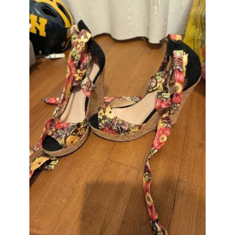 Chaussure talon compensé noire et fleurs T41