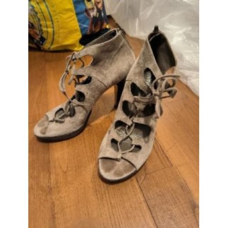 Sandale daim couleur taupe....