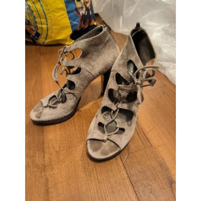 Sandale daim couleur taupe. Minelli T39