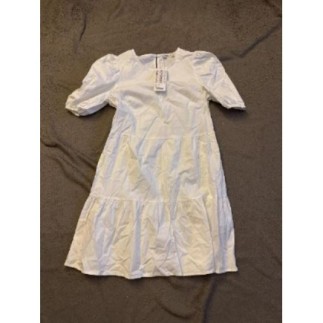 ROBE BLANCHE NEUVE T.S