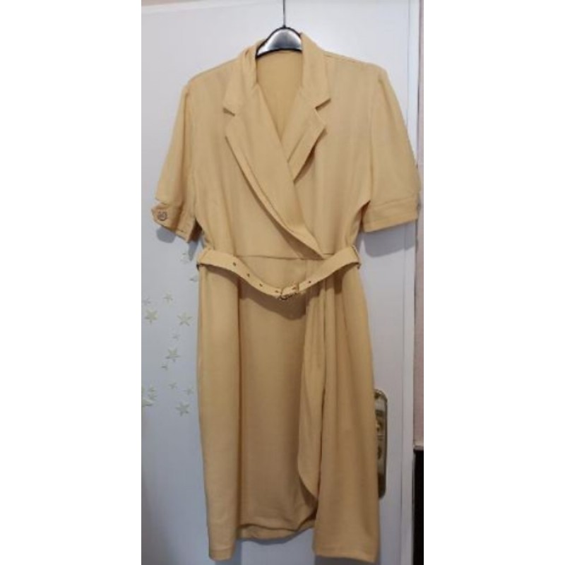 Robe jaune  (manche courte ) fermeture avec boutons dorées devant avec une ceinture - Taille 46/48