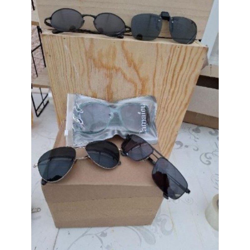 Lunettes de soleil avec leur boite