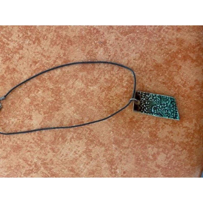 collier fantaisie pendentif plaque verte et marron