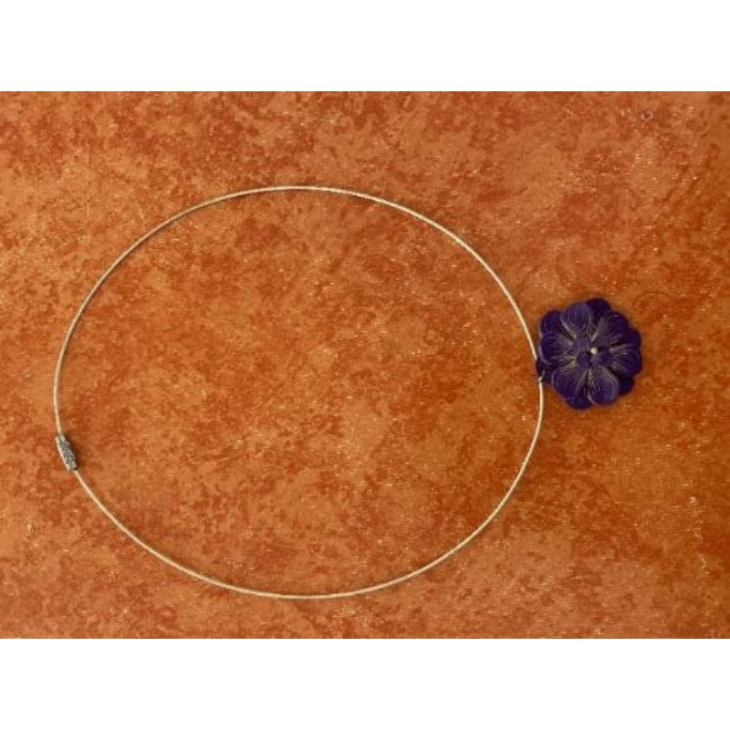 collier fantaisie pendentif fleur violette 
