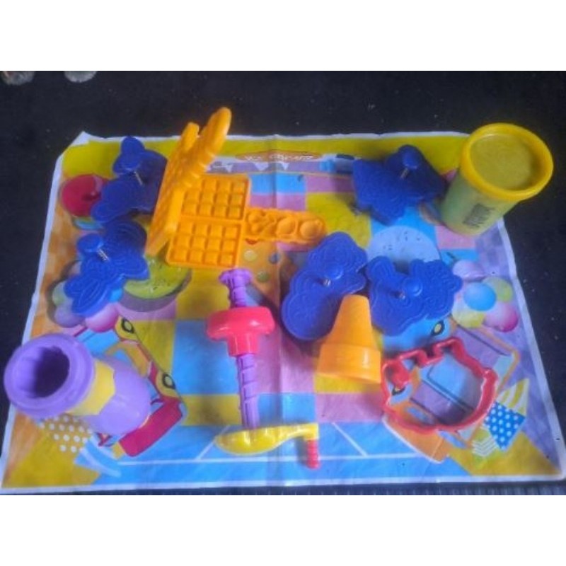 Lot Pour pâte à modeler dont un pot