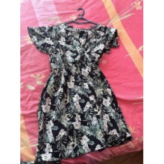 Robe noire et verte courte...