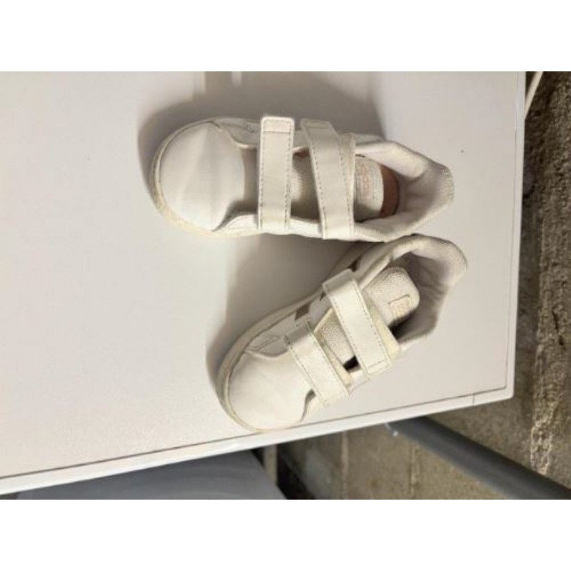 Basket blanche adidas T 26