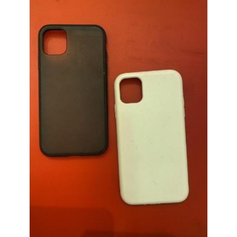 lot de 2 coques neuves Iphone 11 noire et blanche