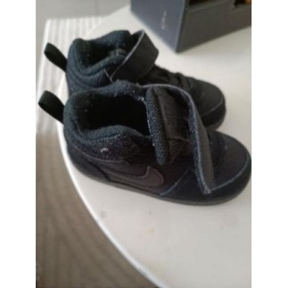 Basket Nike noir taille 23.5