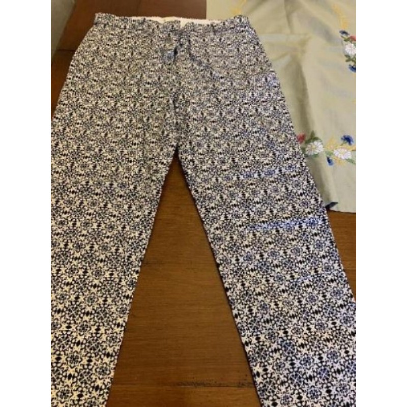 Pantalon HM motifs fleurs bleus blanc