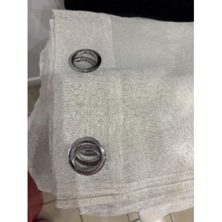 Une paire de rideaux beige...