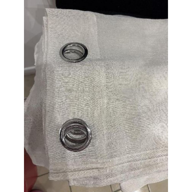 Une paire de rideaux beige brillants