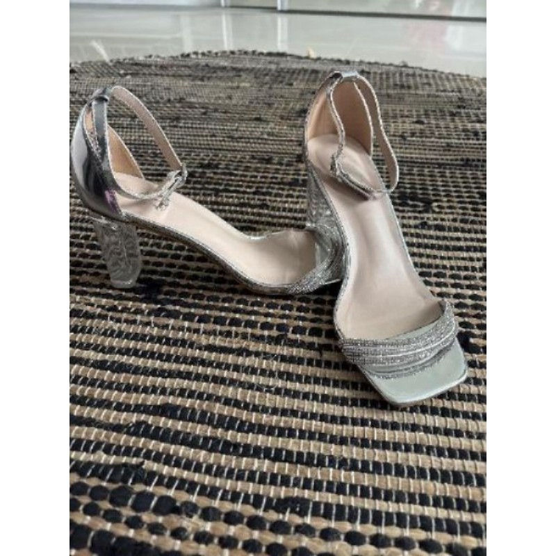 Escarpins argentés avec brillants et talons, transparent