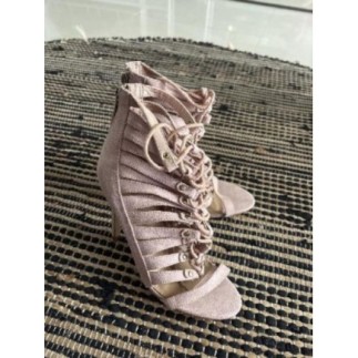 Chaussures à talons hauts...