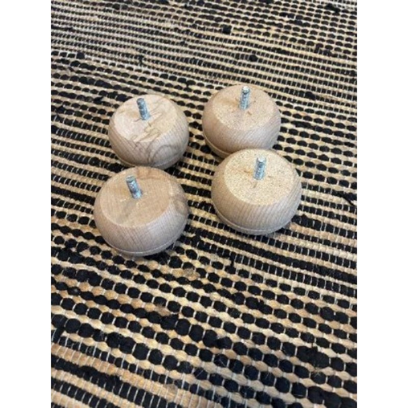 4 Pieds de matelas en bois clair.