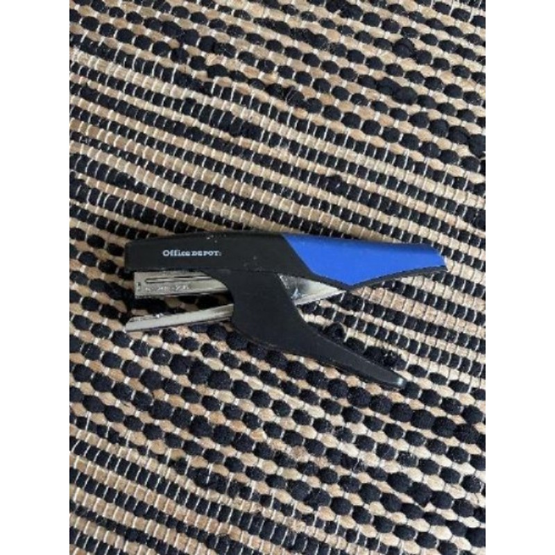 Agrafeuse, bleue et noir, Office dépôt