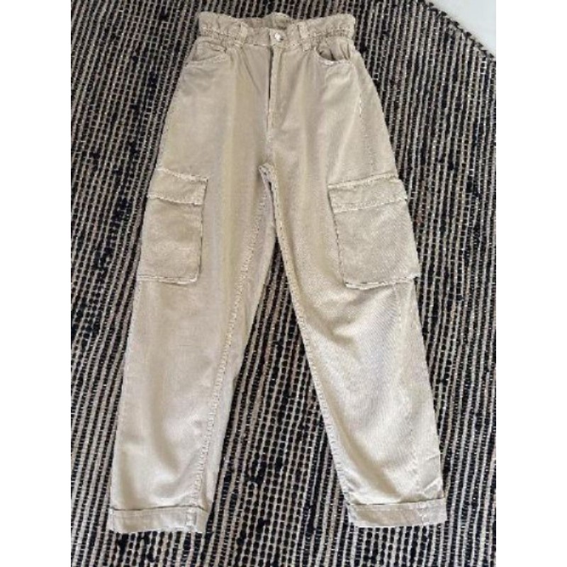 Pantalon beige, Bershka, T. 36.