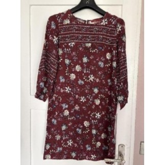 Robe bordeaux avec fleurs,...
