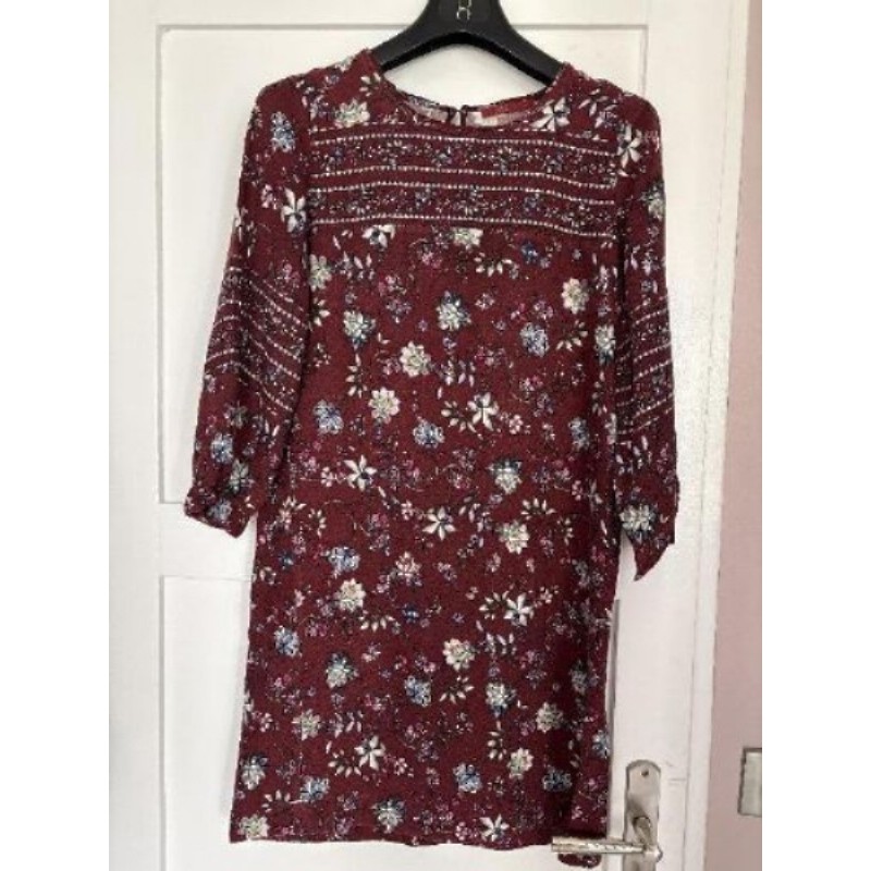 Robe bordeaux avec fleurs, Esprit, T34