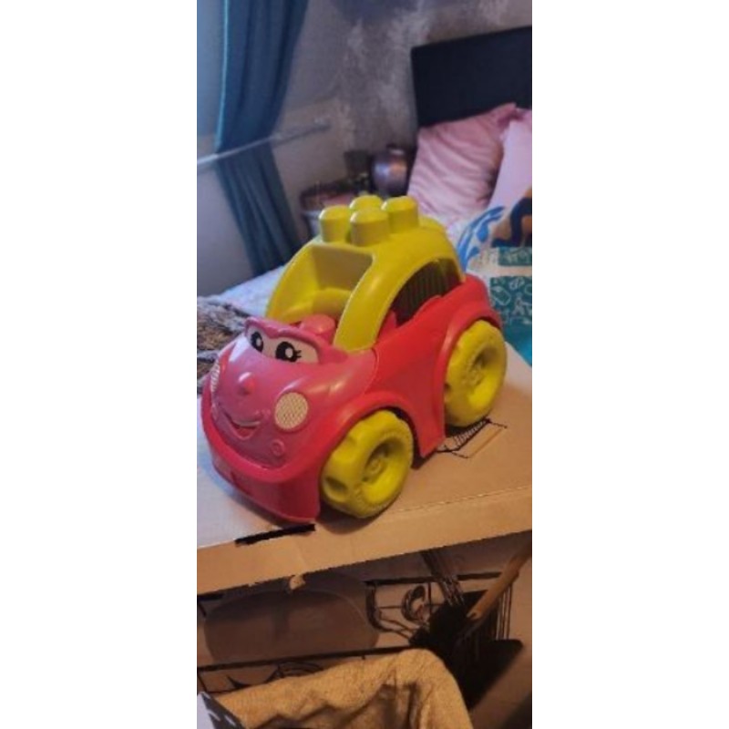 Voiture rose et vert