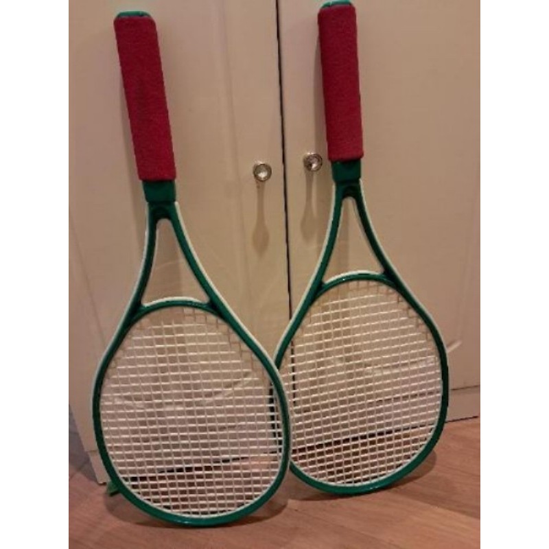 Lot 2 raquettes en plastique