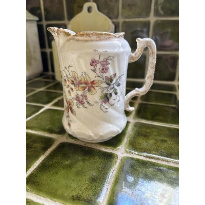 Petit vase en porcelaine motif fleurs 