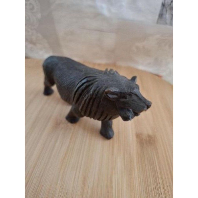 Lion en bois sculpté mains