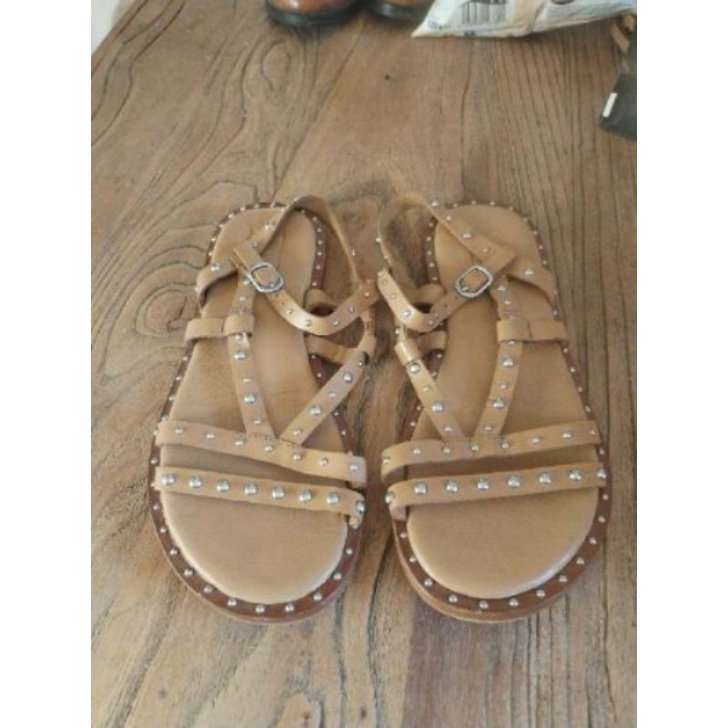 Sandales zara 33, cuir camel cloutées, excellent état 