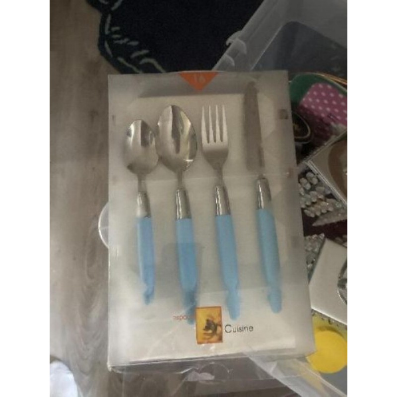 16. Couverts fourchette, couteau, cuillère neufs