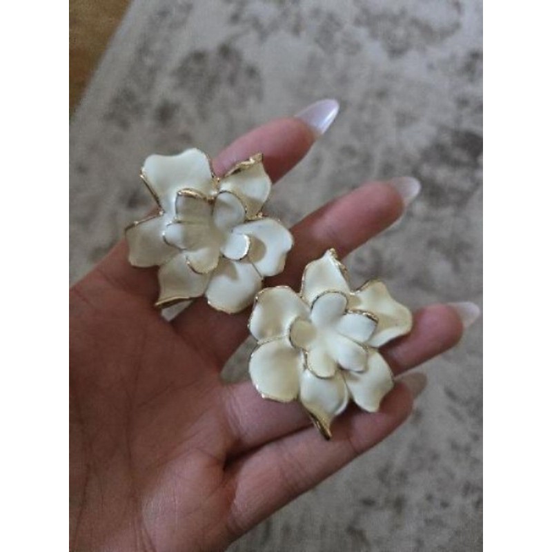 Boucles d'oreille fleur blanche 