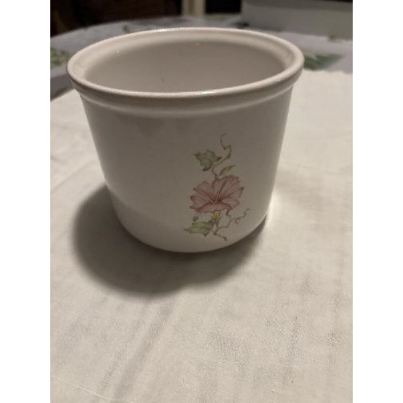 Cache pot blanc avec fleur