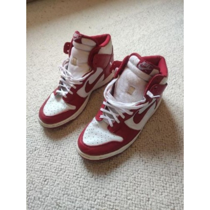 Paire de basket montante rouge et blanc Nike T45